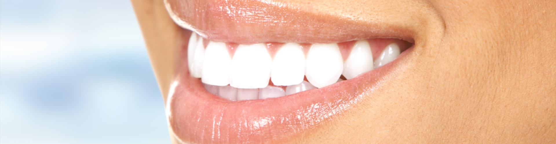 Smile with white teeth 